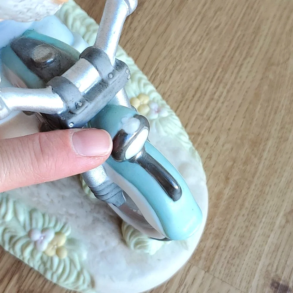 Precious Moments "Our Love Goes the Distance" - Picture 9 of 9